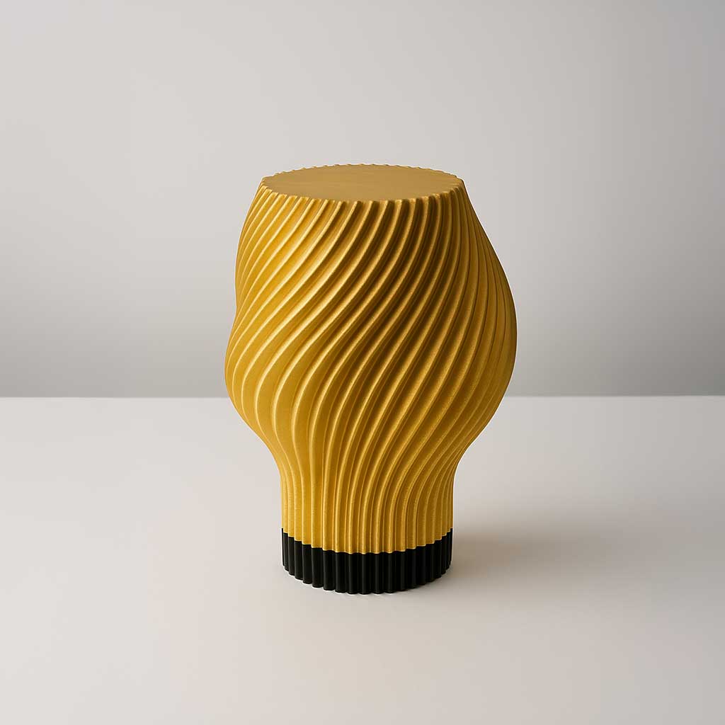 Lyra Gold – Edle goldene Tischlampe | Handgefertigte Wohnkunst