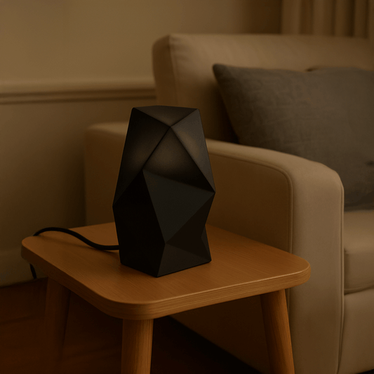 Astra Tischlampe – Geometrisches Design in Tiefschwarz