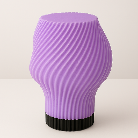 Lyra Lila – Lámpara de mesa hecha a mano en color lila | Diseño moderno